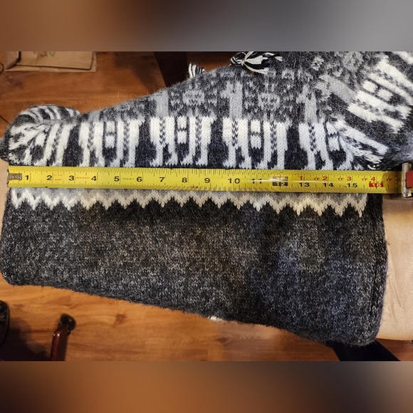 Handmade Mexican Angora Sweater with hood, pockets and Mayan design - Picture 4 of 4